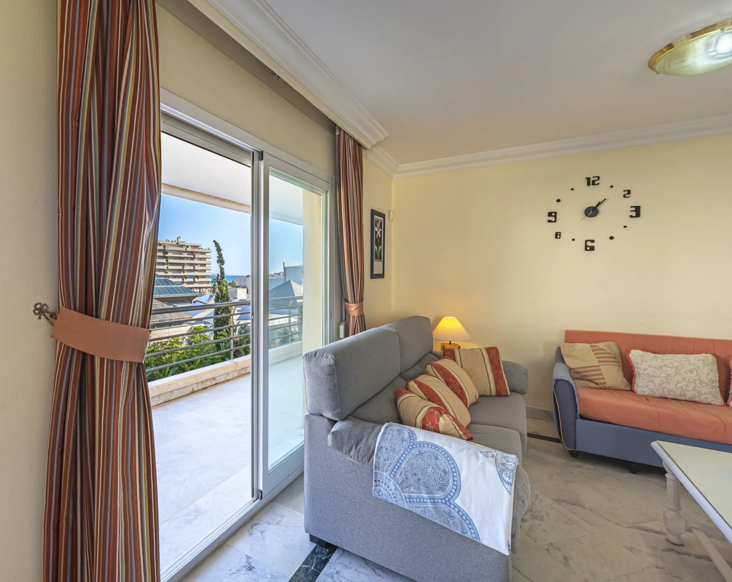 We present this fabulous flat in a premium location.