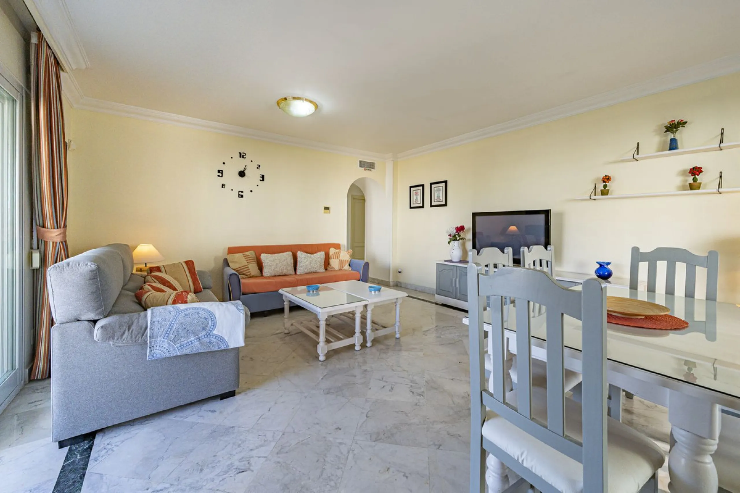 We present this fabulous flat in a premium location.