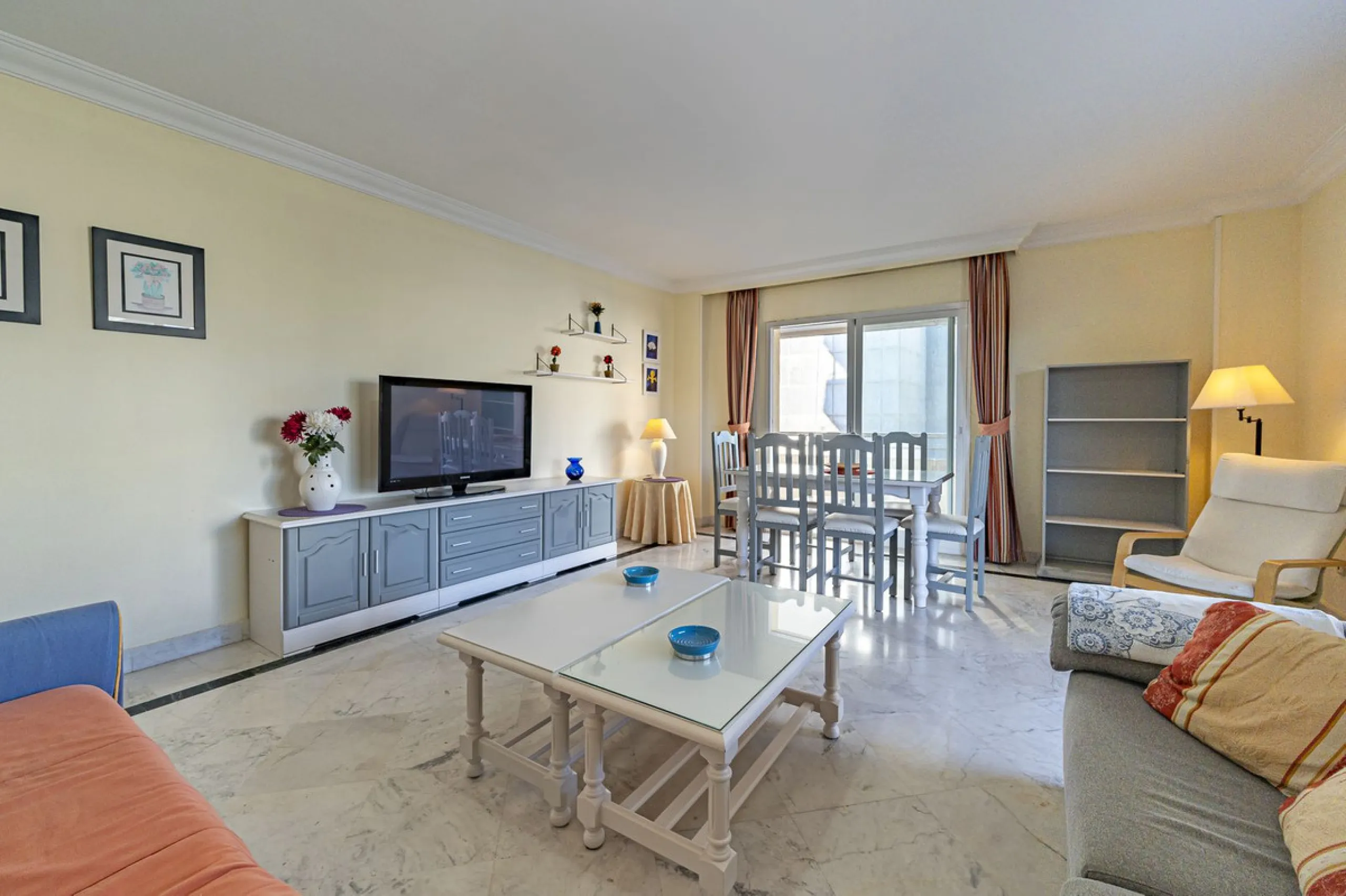 We present this fabulous flat in a premium location.