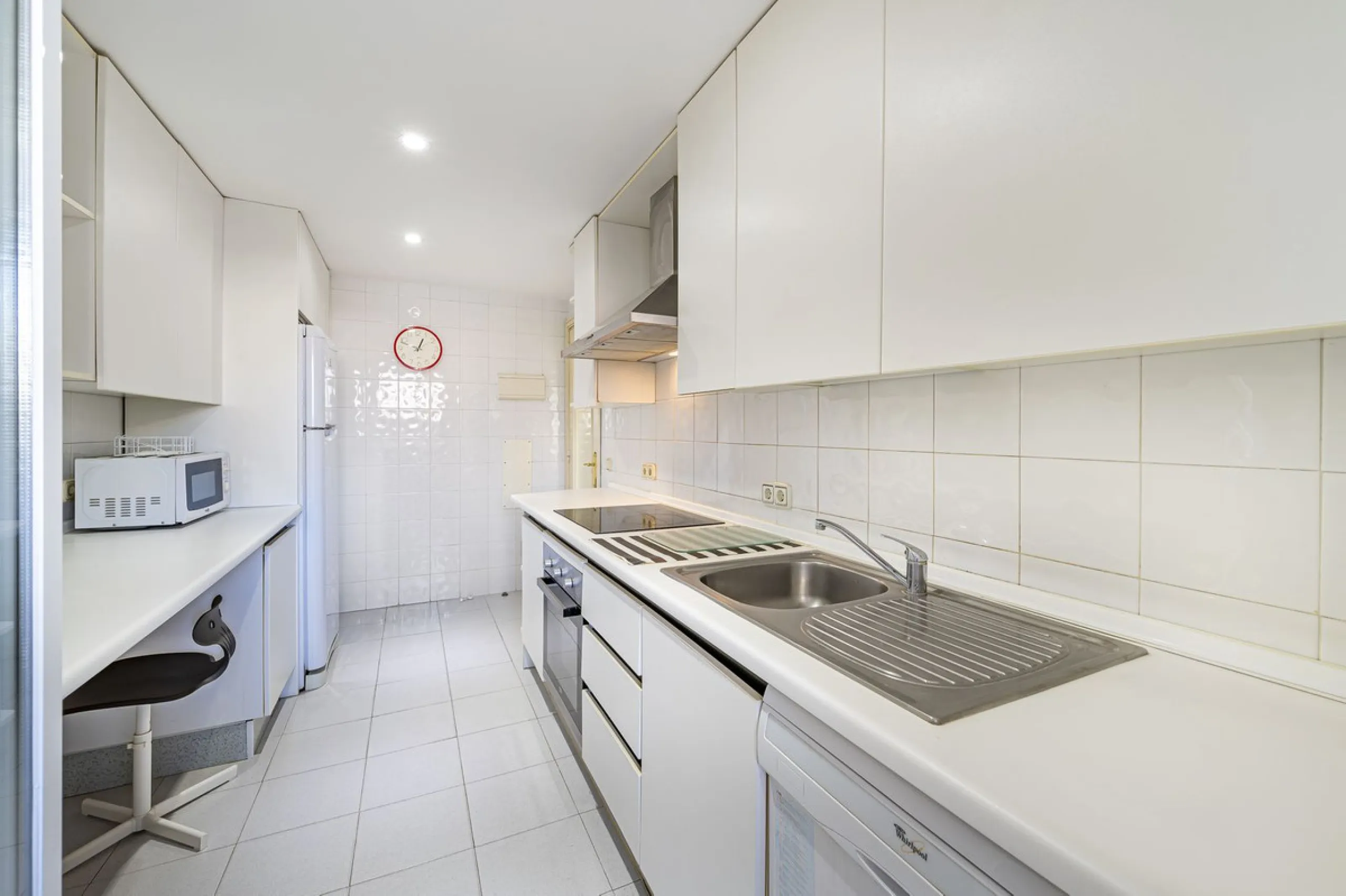 We present this fabulous flat in a premium location.