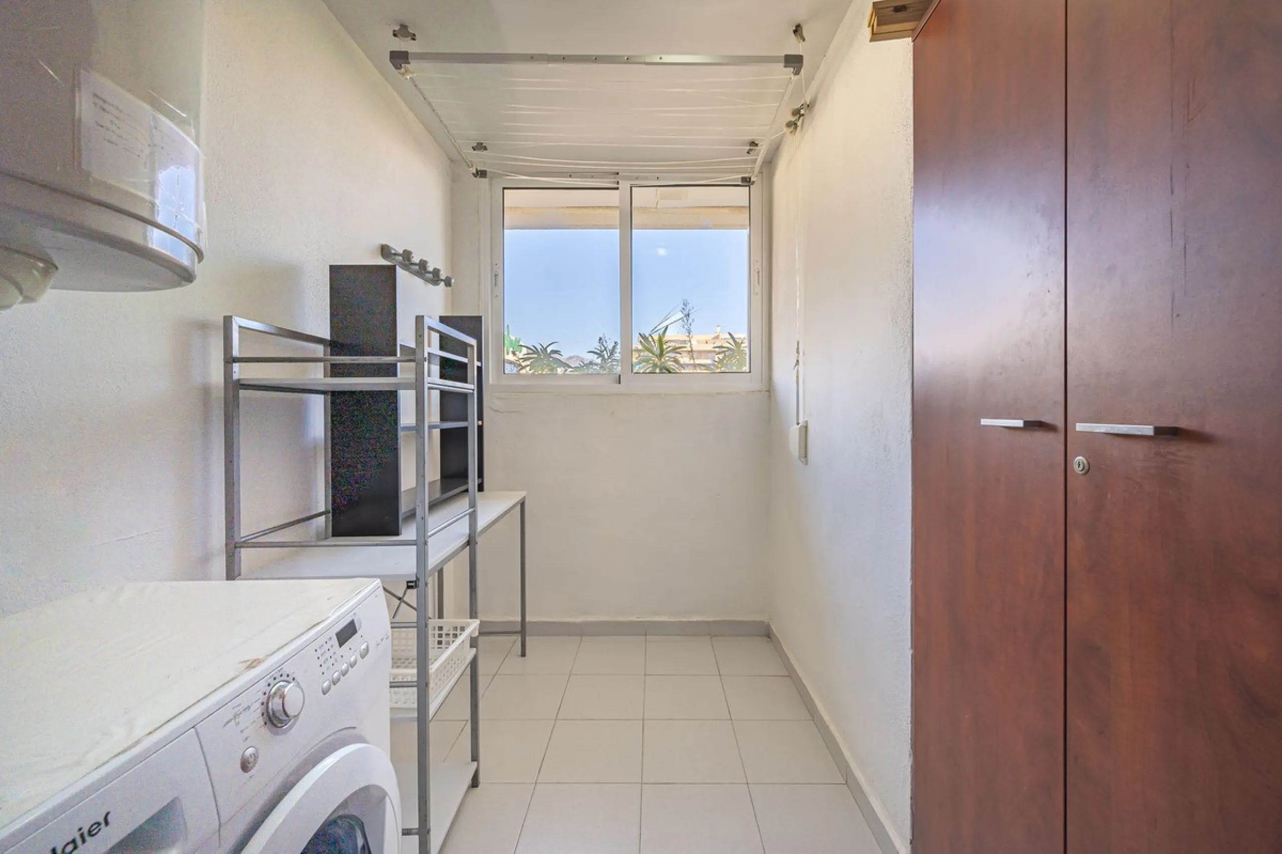 We present this fabulous flat in a premium location.