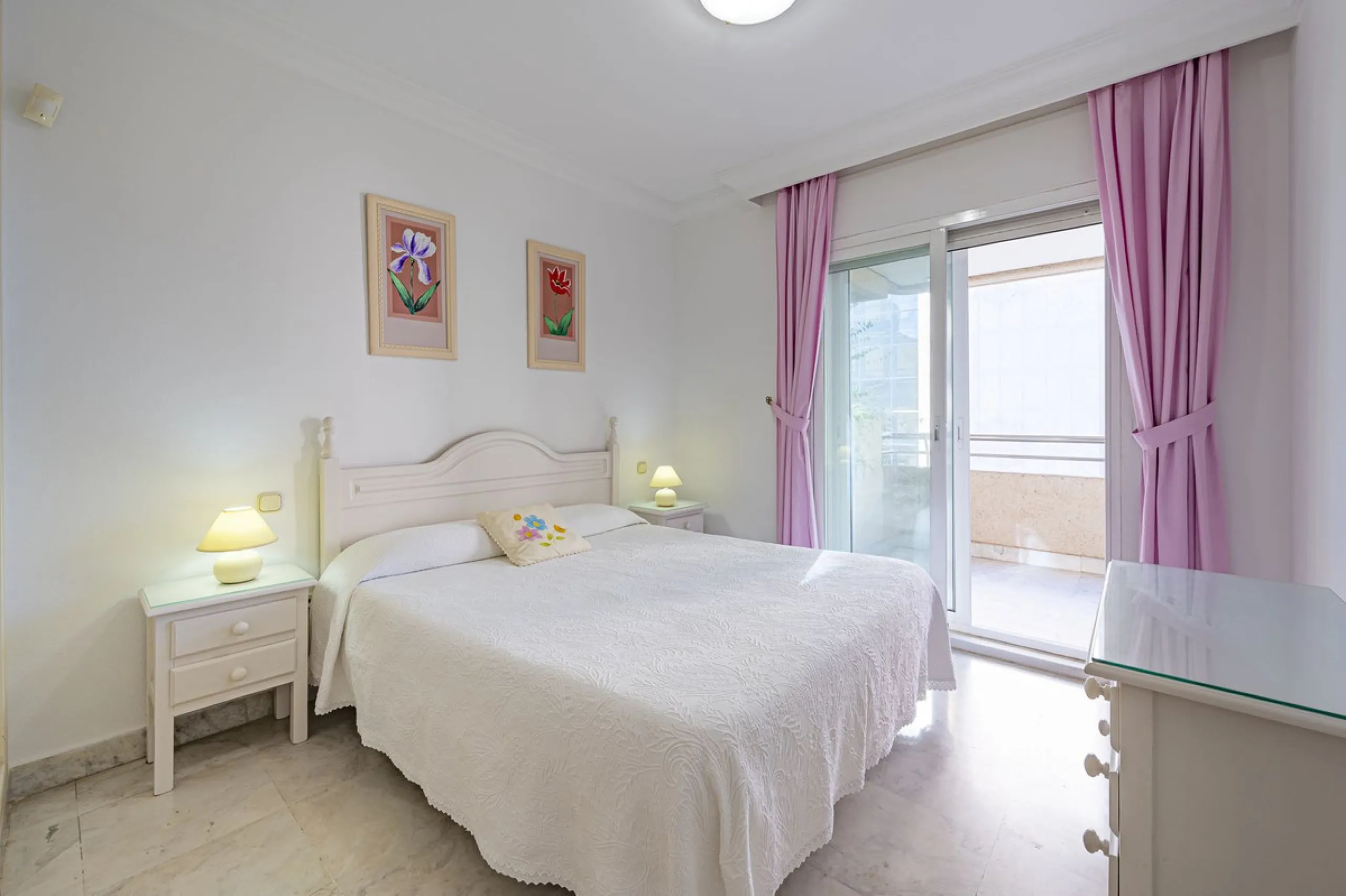 We present this fabulous flat in a premium location.