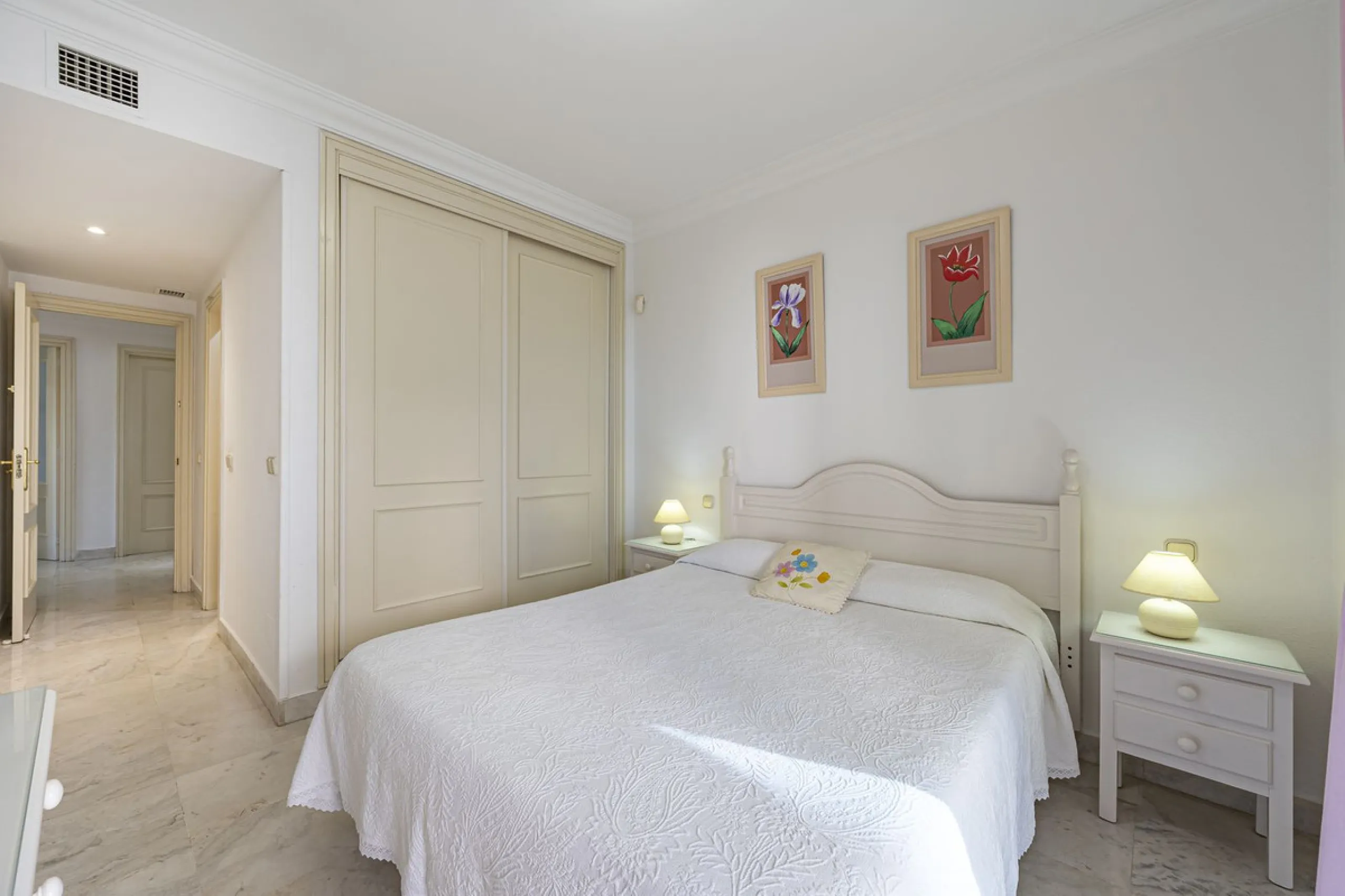 We present this fabulous flat in a premium location.