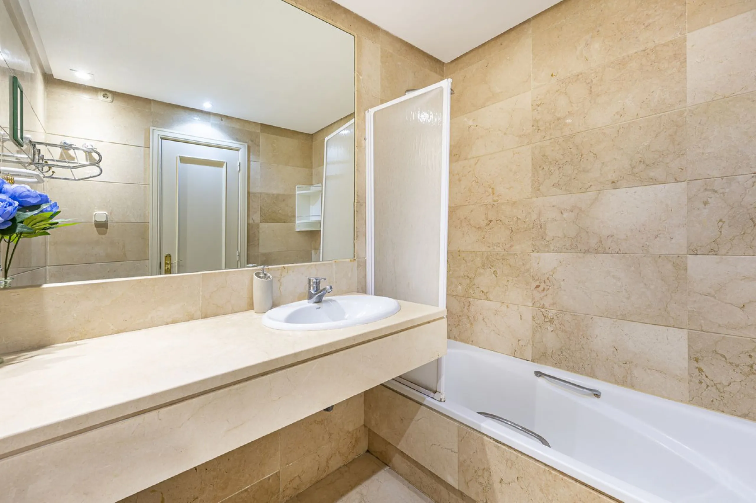We present this fabulous flat in a premium location.