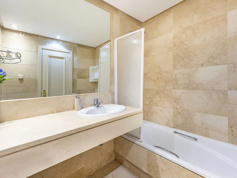 We present this fabulous flat in a premium location.