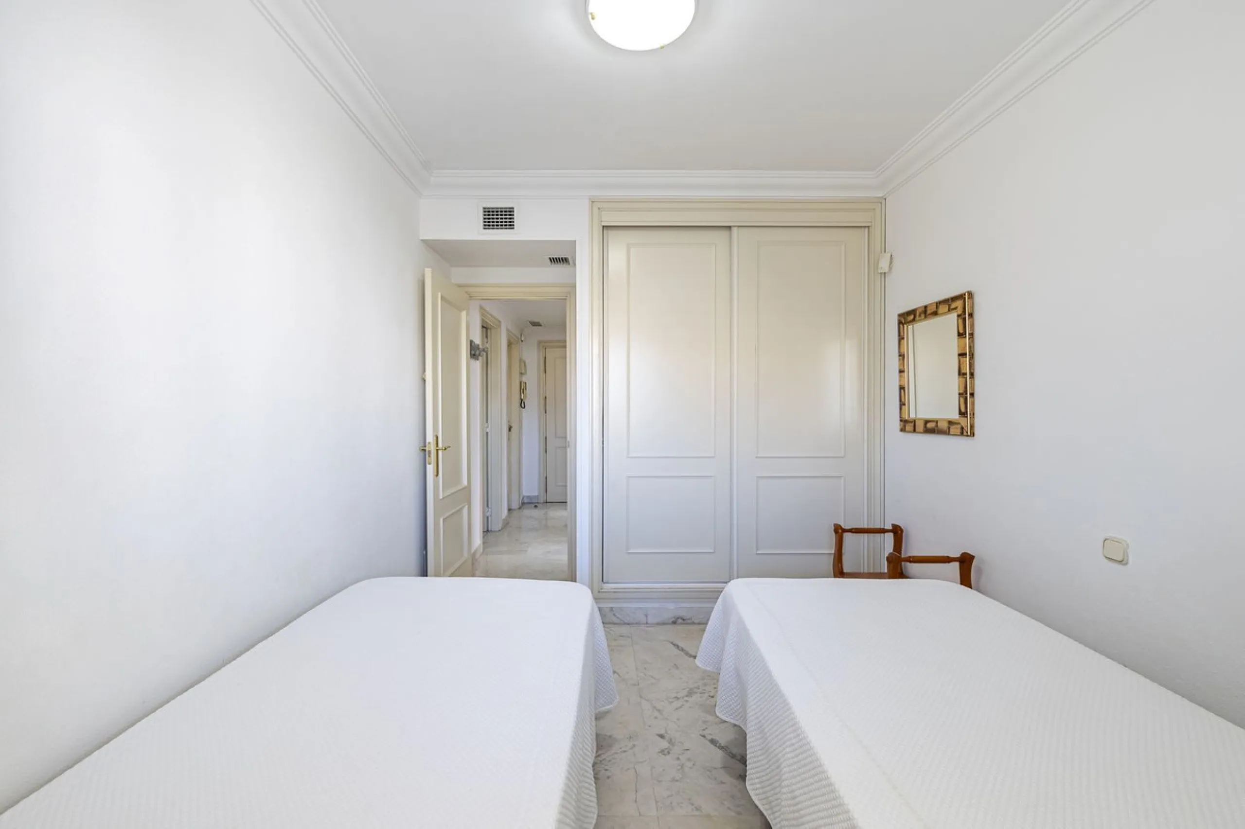We present this fabulous flat in a premium location.