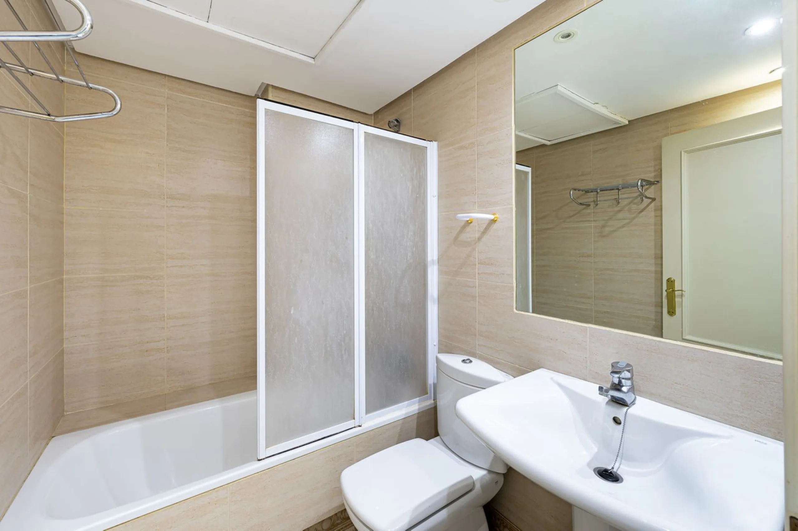 We present this fabulous flat in a premium location.