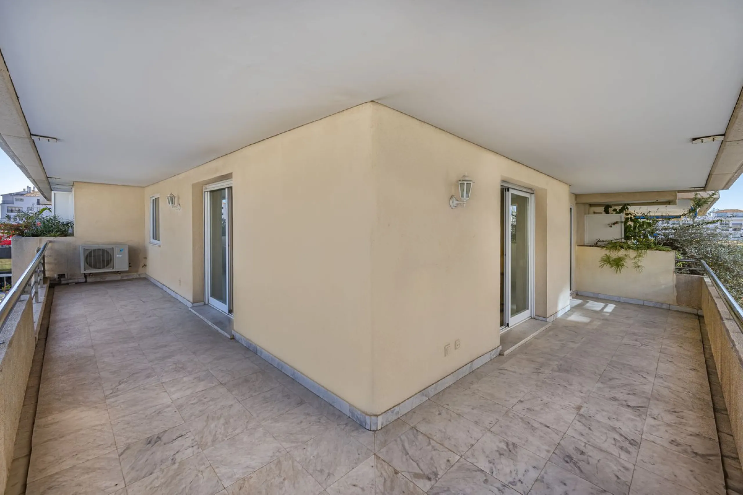 We present this fabulous flat in a premium location.