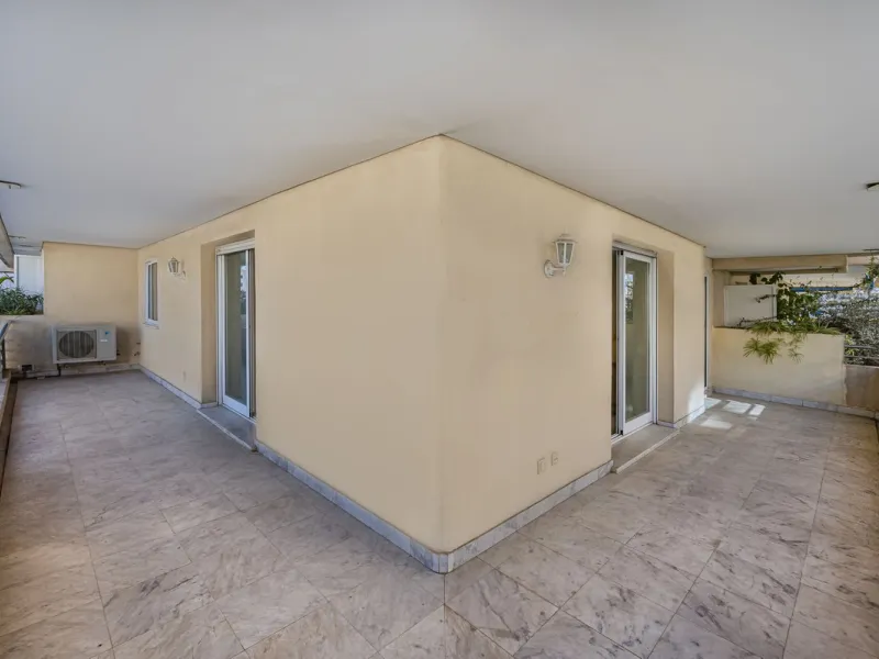 We present this fabulous flat in a premium location.