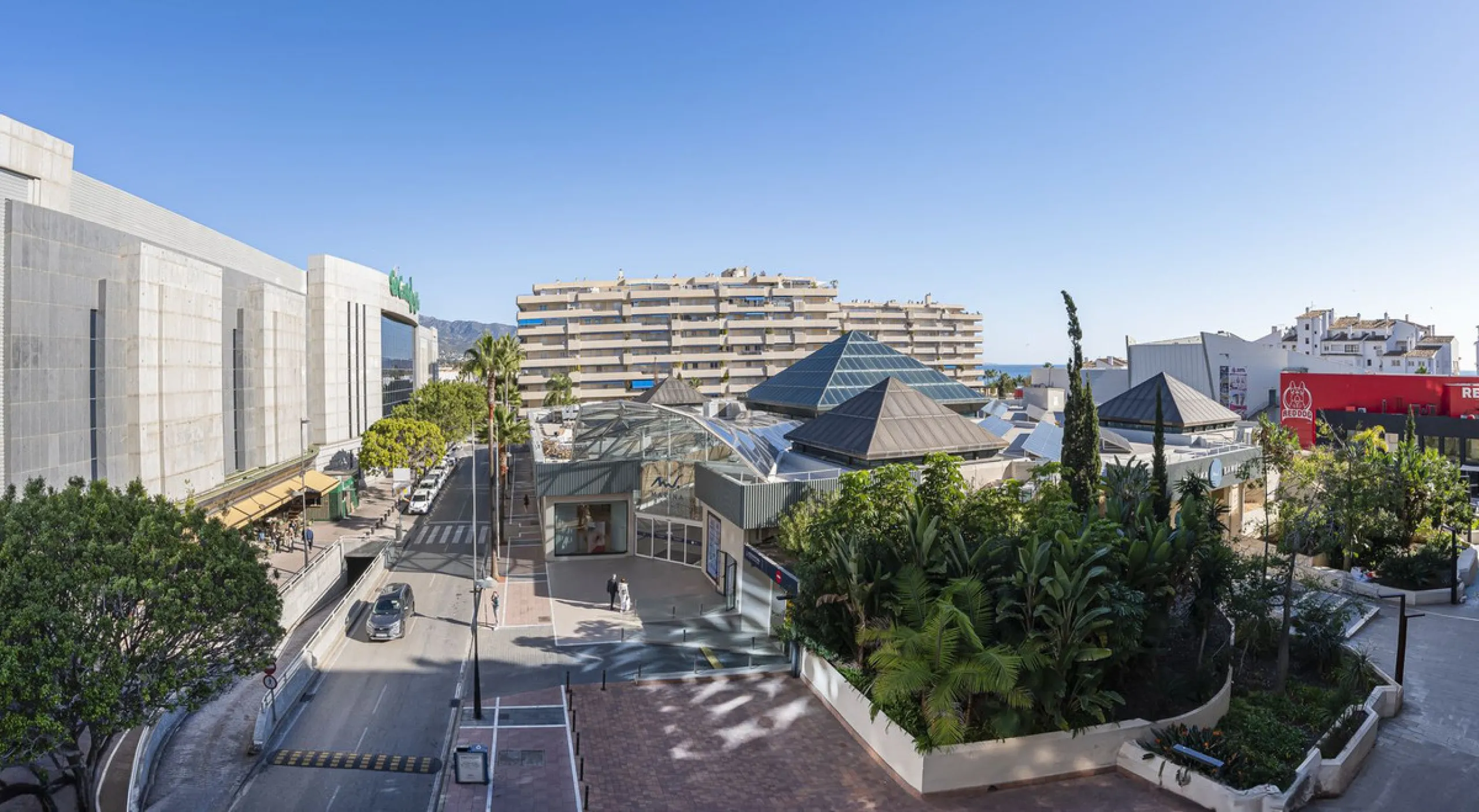 We present this fabulous flat in a premium location.