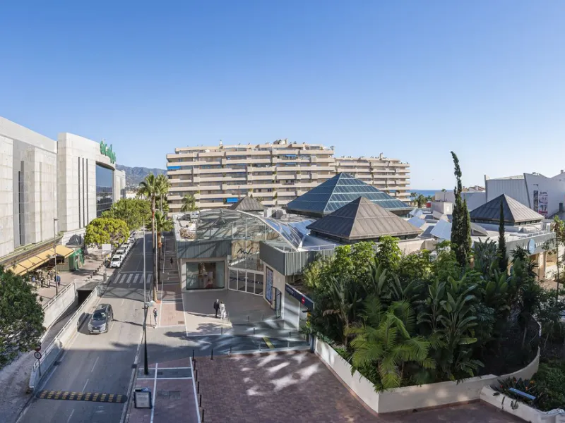 We present this fabulous flat in a premium location.