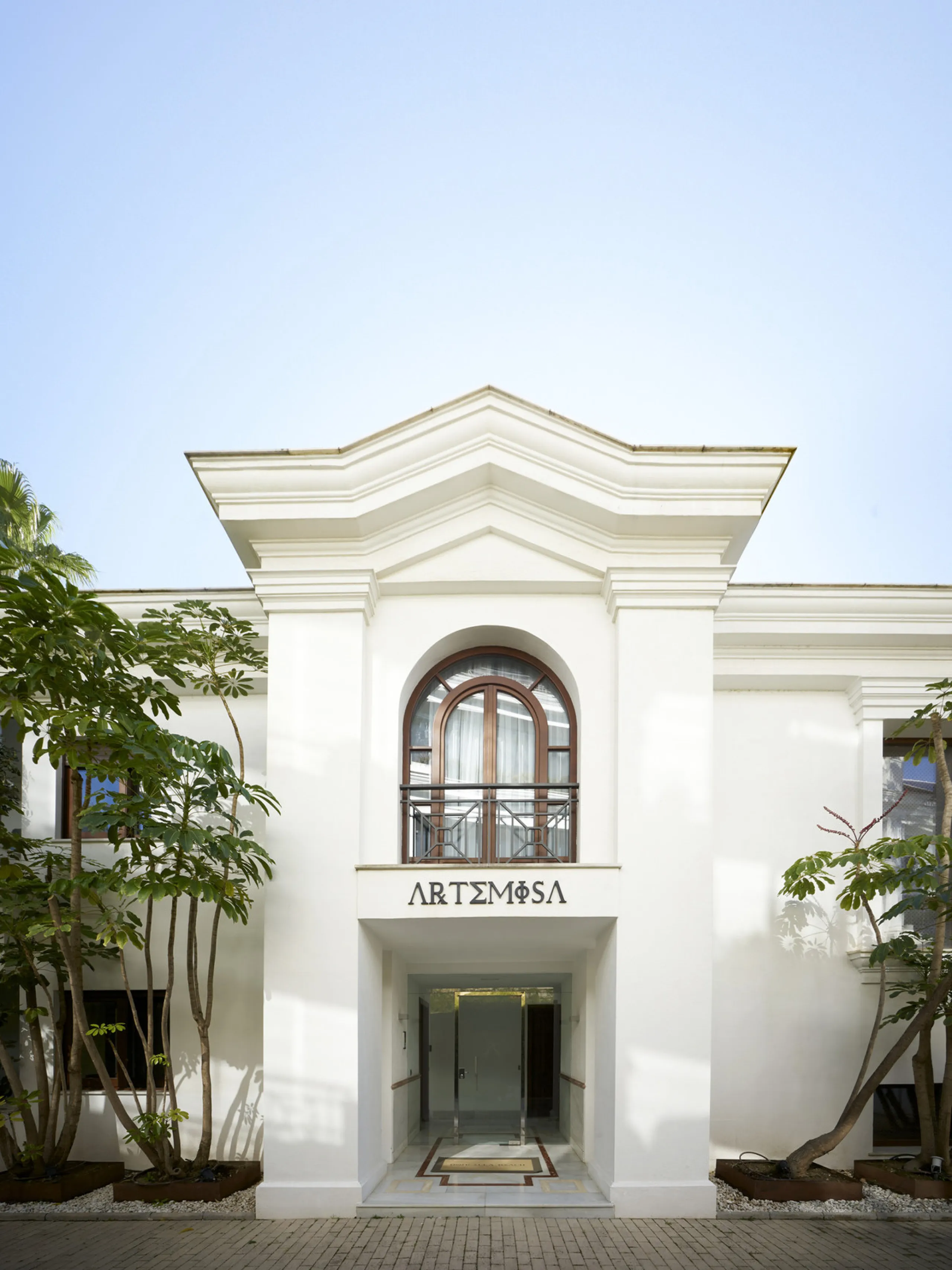 Situated in the prestigious Doncella Beach area, Estepona, this exquisite ground floor apartment offers an unparalleled blend of luxury and convenience. Boasting a prime front-line beach location, the property provides direct access to the sea and is with