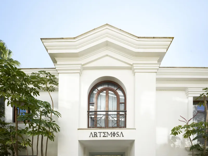 Situated in the prestigious Doncella Beach area, Estepona, this exquisite ground floor apartment offers an unparalleled blend of luxury and convenience. Boasting a prime front-line beach location, the property provides direct access to the sea and is with