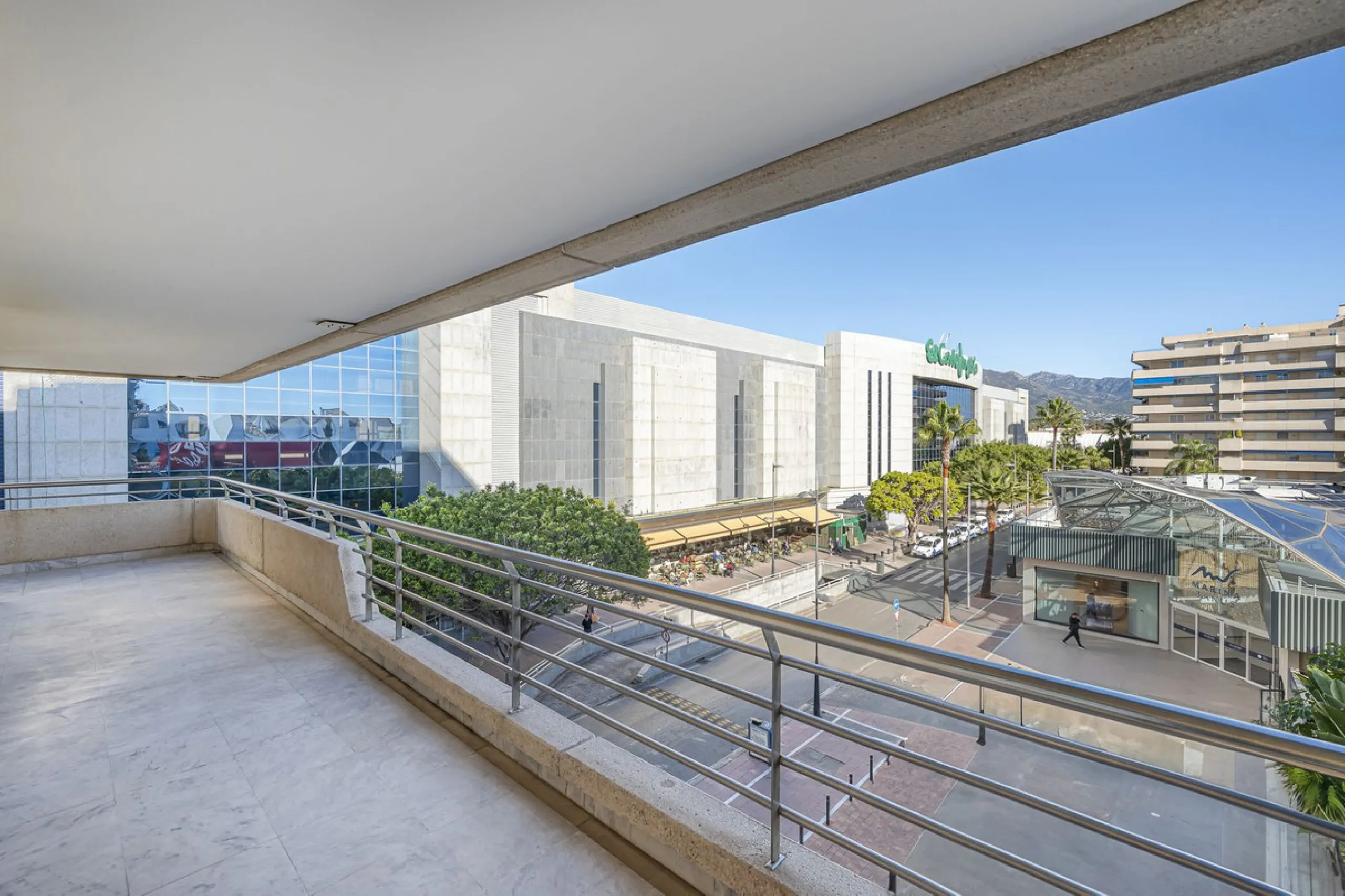 We present this fabulous flat in a premium location.