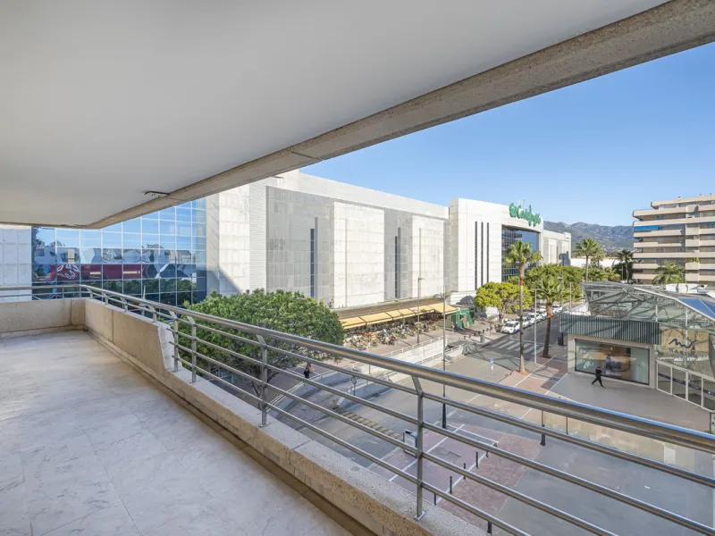 We present this fabulous flat in a premium location.
