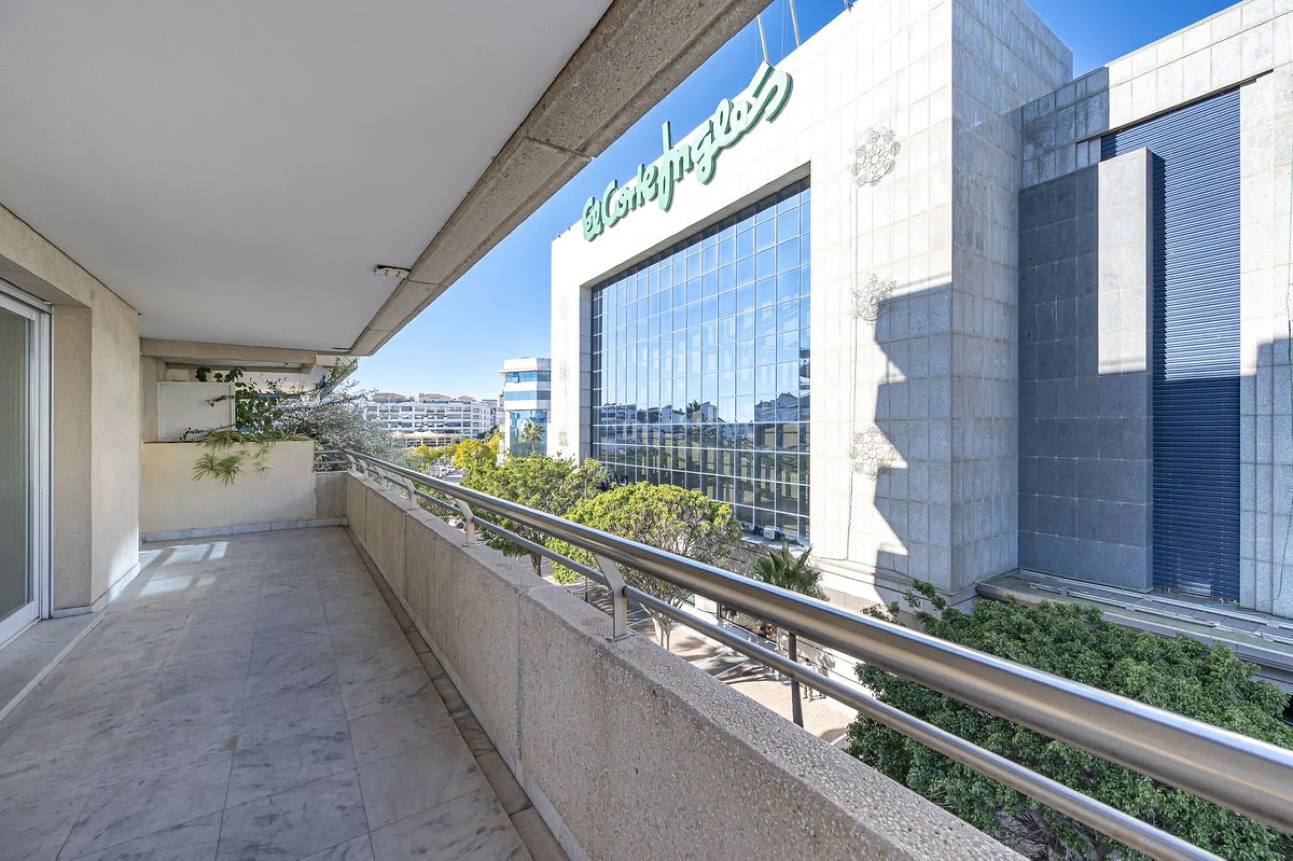 We present this fabulous flat in a premium location.
