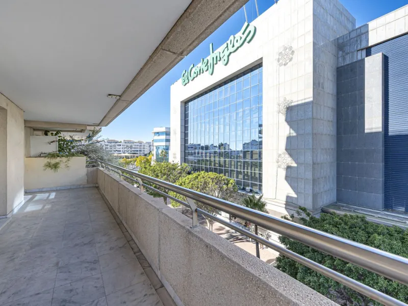 We present this fabulous flat in a premium location.