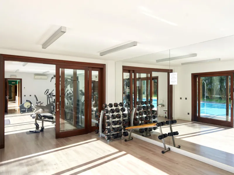 Situated in the prestigious Doncella Beach area, Estepona, this exquisite ground floor apartment offers an unparalleled blend of luxury and convenience. Boasting a prime front-line beach location, the property provides direct access to the sea and is with