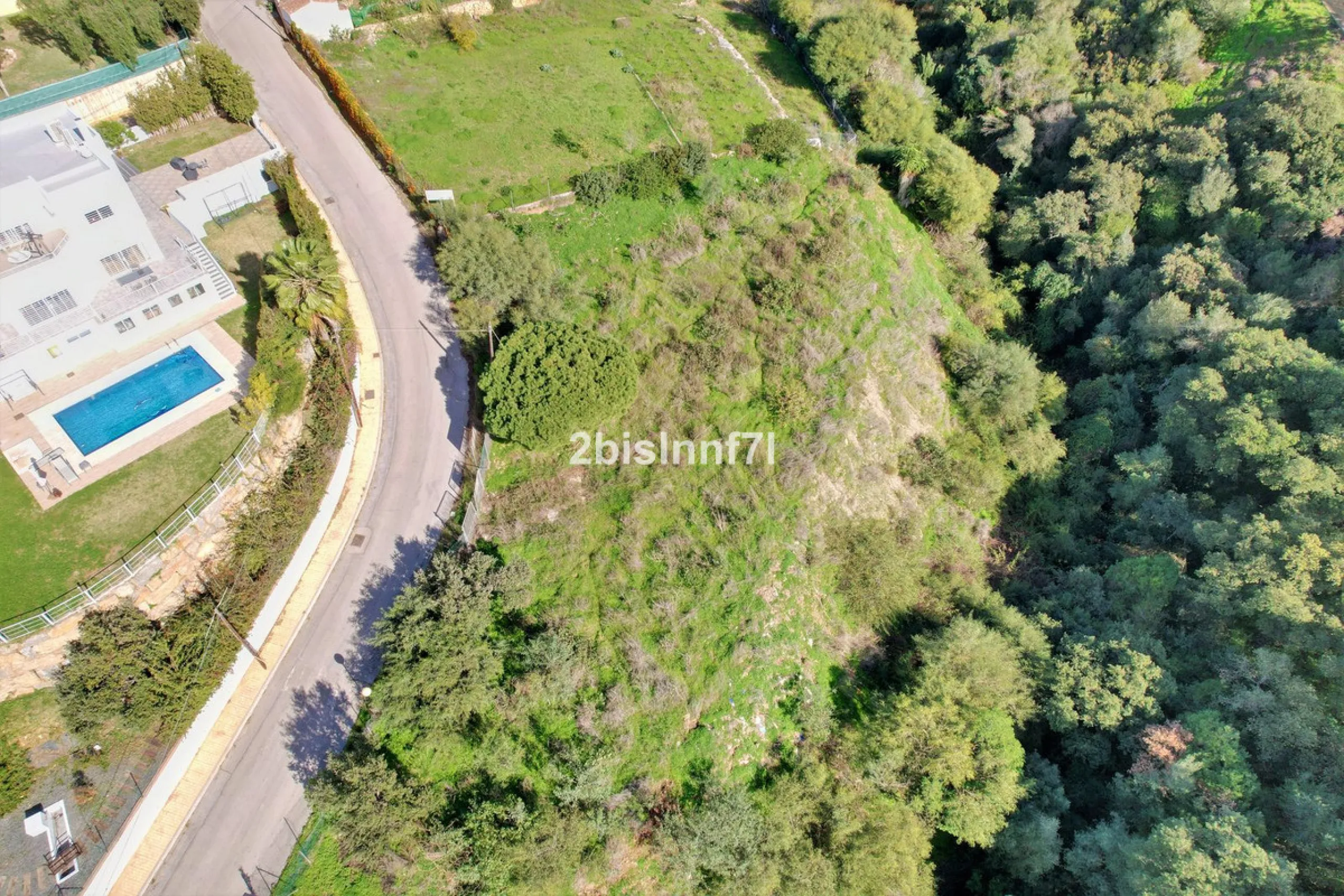 Large (1.620m2) Bulding PLOT in central Elviria walking distance to commercial center beach and restaurants with sunny position and some sea views