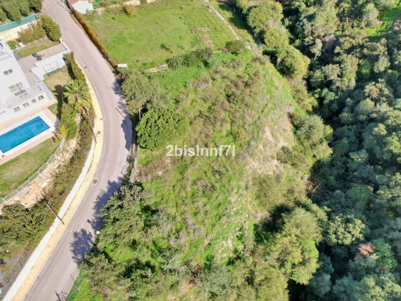 Large (1.620m2) Bulding PLOT in central Elviria walking distance to commercial center beach and restaurants with sunny position and some sea views
