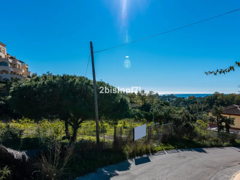 Large (1.620m2) Bulding PLOT in central Elviria walking distance to commercial center beach and restaurants with sunny position and some sea views