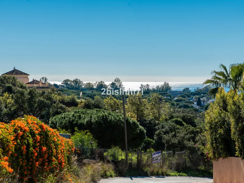 Large (1.620m2) Bulding PLOT in central Elviria walking distance to commercial center beach and restaurants with sunny position and some sea views