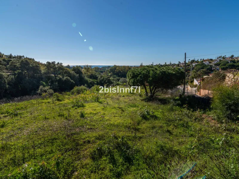 Large (1.620m2) Bulding PLOT in central Elviria walking distance to commercial center beach and restaurants with sunny position and some sea views