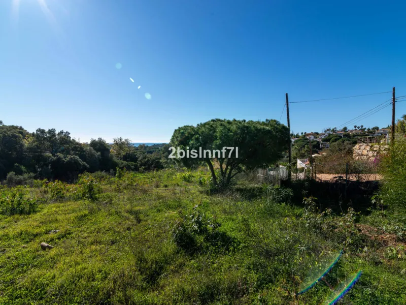 Large (1.620m2) Bulding PLOT in central Elviria walking distance to commercial center beach and restaurants with sunny position and some sea views