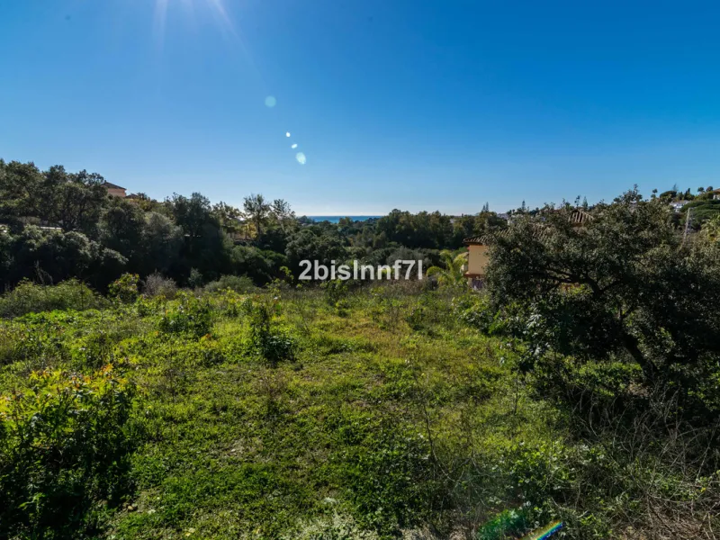 Large (1.620m2) Bulding PLOT in central Elviria walking distance to commercial center beach and restaurants with sunny position and some sea views