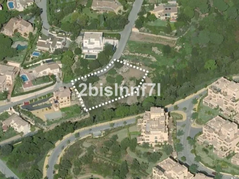 Large (1.620m2) Bulding PLOT in central Elviria walking distance to commercial center beach and restaurants with sunny position and some sea views