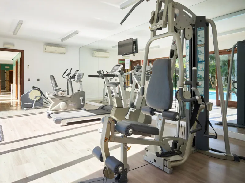 Situated in the prestigious Doncella Beach area, Estepona, this exquisite ground floor apartment offers an unparalleled blend of luxury and convenience. Boasting a prime front-line beach location, the property provides direct access to the sea and is with