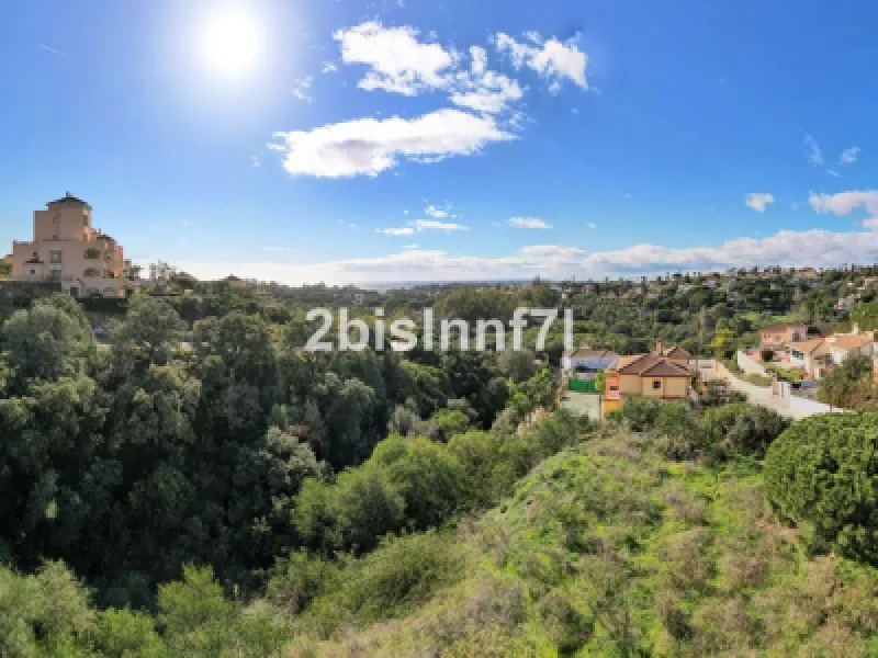 Large (1.620m2) Bulding PLOT in central Elviria walking distance to commercial center beach and restaurants with sunny position and some sea views