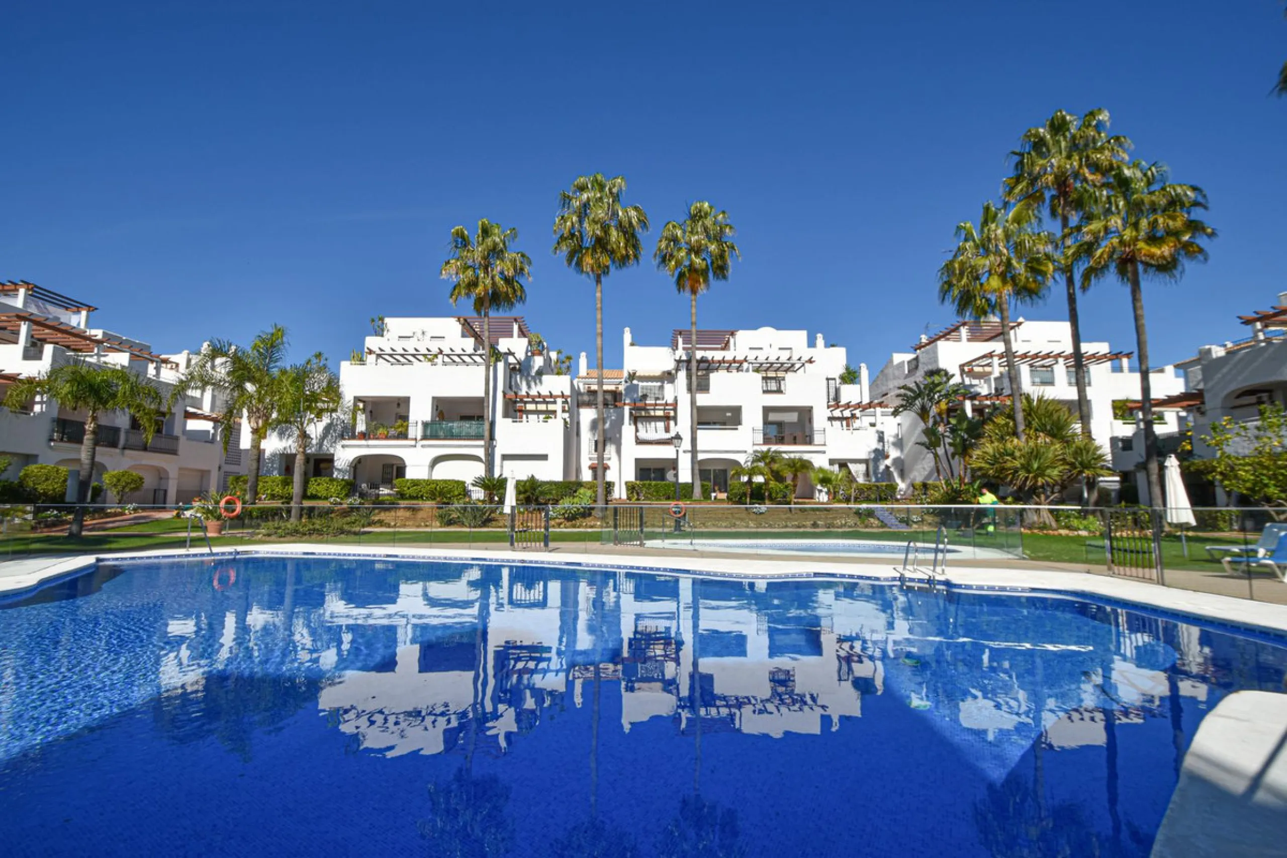 Entdecken Sie diese fantastische Wohnung an der Strandpromenade von San Pedro de Alcántara/Nueva Alcántara, einer der begehrtesten Gegenden von Marbella, nur wenige Schritte vom Meer und der Uferpromenade entfernt