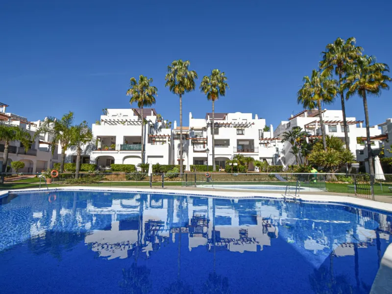Entdecken Sie diese fantastische Wohnung an der Strandpromenade von San Pedro de Alcántara/Nueva Alcántara, einer der begehrtesten Gegenden von Marbella, nur wenige Schritte vom Meer und der Uferpromenade entfernt