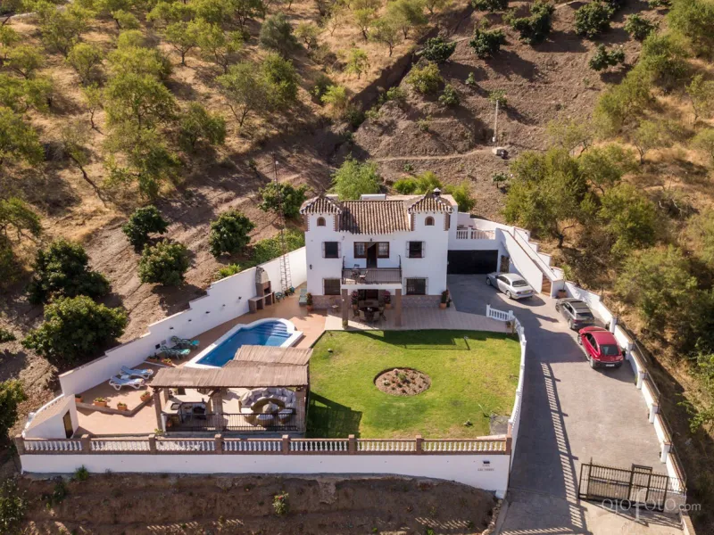 Located just 15 minutes from the Mediterranean coast with stunning views of the countryside and mountains is this beautifully constructed villa.