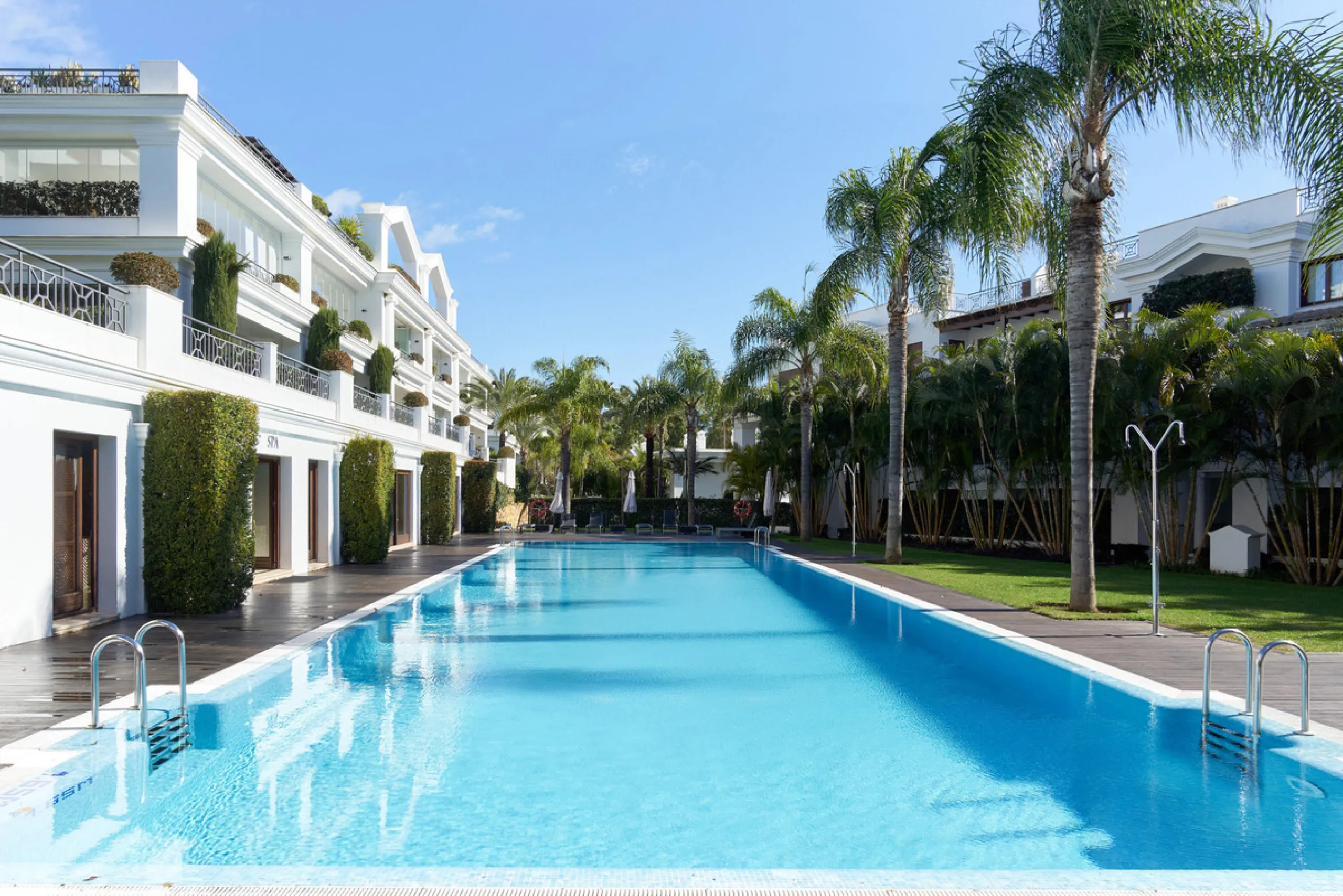 Situated in the prestigious Doncella Beach area, Estepona, this exquisite ground floor apartment offers an unparalleled blend of luxury and convenience. Boasting a prime front-line beach location, the property provides direct access to the sea and is with