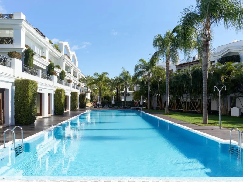 Situated in the prestigious Doncella Beach area, Estepona, this exquisite ground floor apartment offers an unparalleled blend of luxury and convenience. Boasting a prime front-line beach location, the property provides direct access to the sea and is with