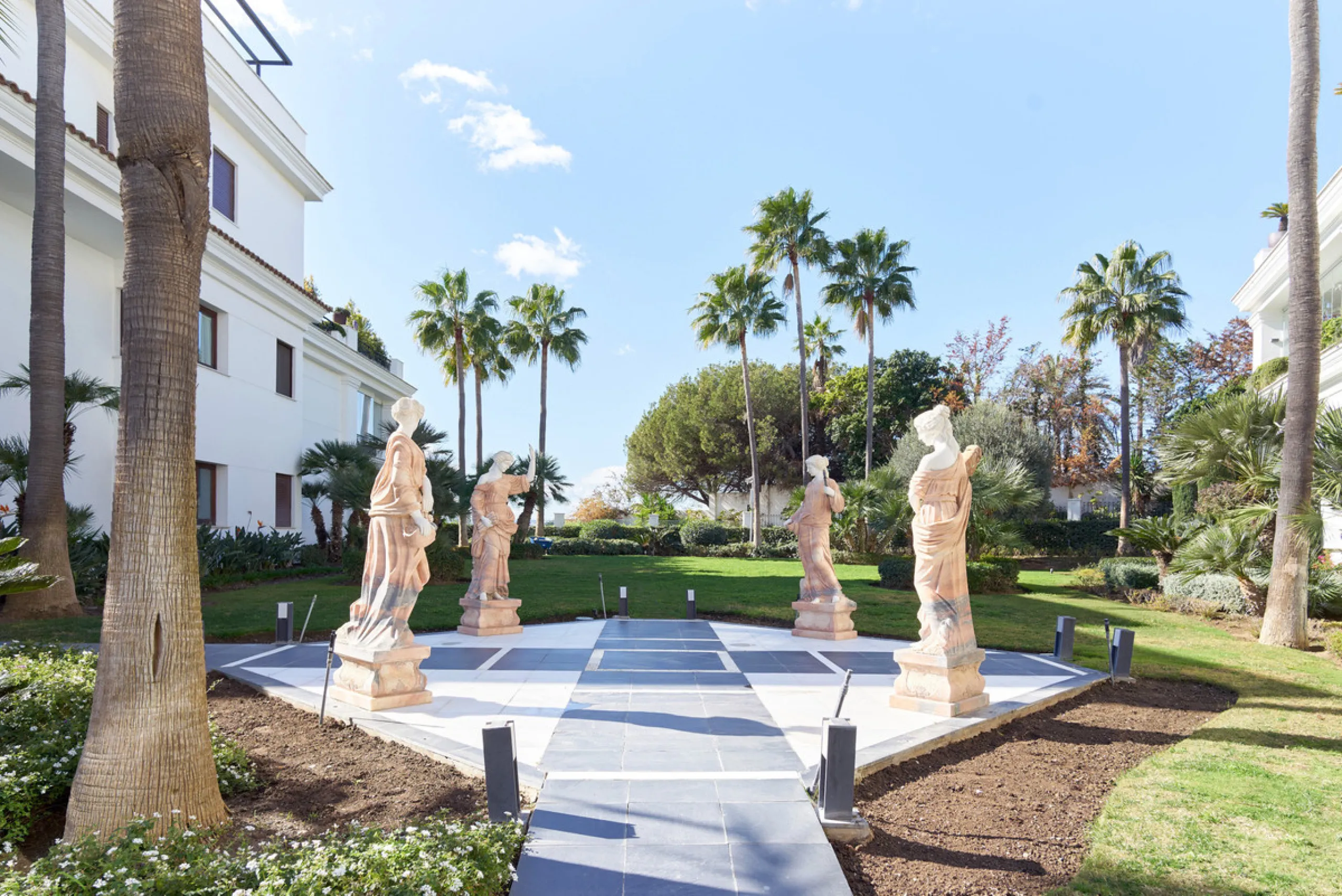 Situated in the prestigious Doncella Beach area, Estepona, this exquisite ground floor apartment offers an unparalleled blend of luxury and convenience. Boasting a prime front-line beach location, the property provides direct access to the sea and is with