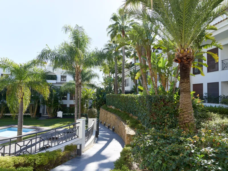 Situated in the prestigious Doncella Beach area, Estepona, this exquisite ground floor apartment offers an unparalleled blend of luxury and convenience. Boasting a prime front-line beach location, the property provides direct access to the sea and is with