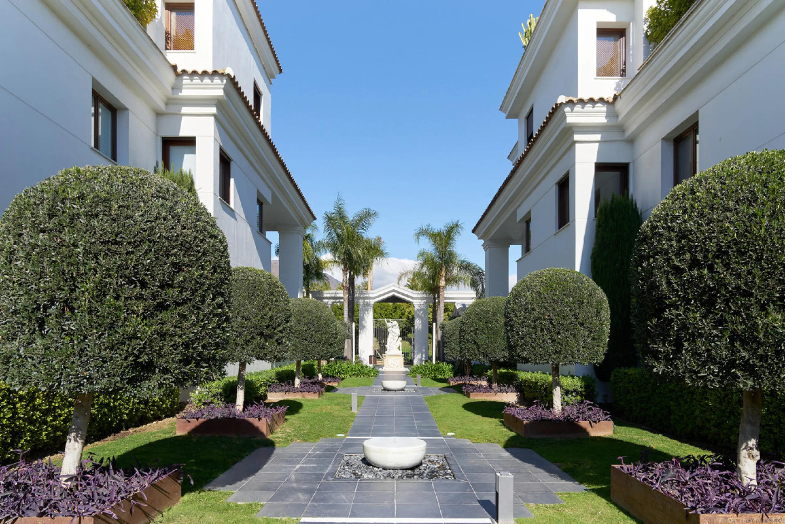 Situated in the prestigious Doncella Beach area, Estepona, this exquisite ground floor apartment offers an unparalleled blend of luxury and convenience. Boasting a prime front-line beach location, the property provides direct access to the sea and is with