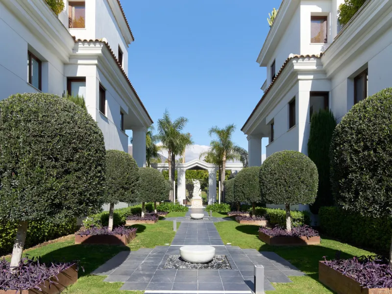 Situated in the prestigious Doncella Beach area, Estepona, this exquisite ground floor apartment offers an unparalleled blend of luxury and convenience. Boasting a prime front-line beach location, the property provides direct access to the sea and is with