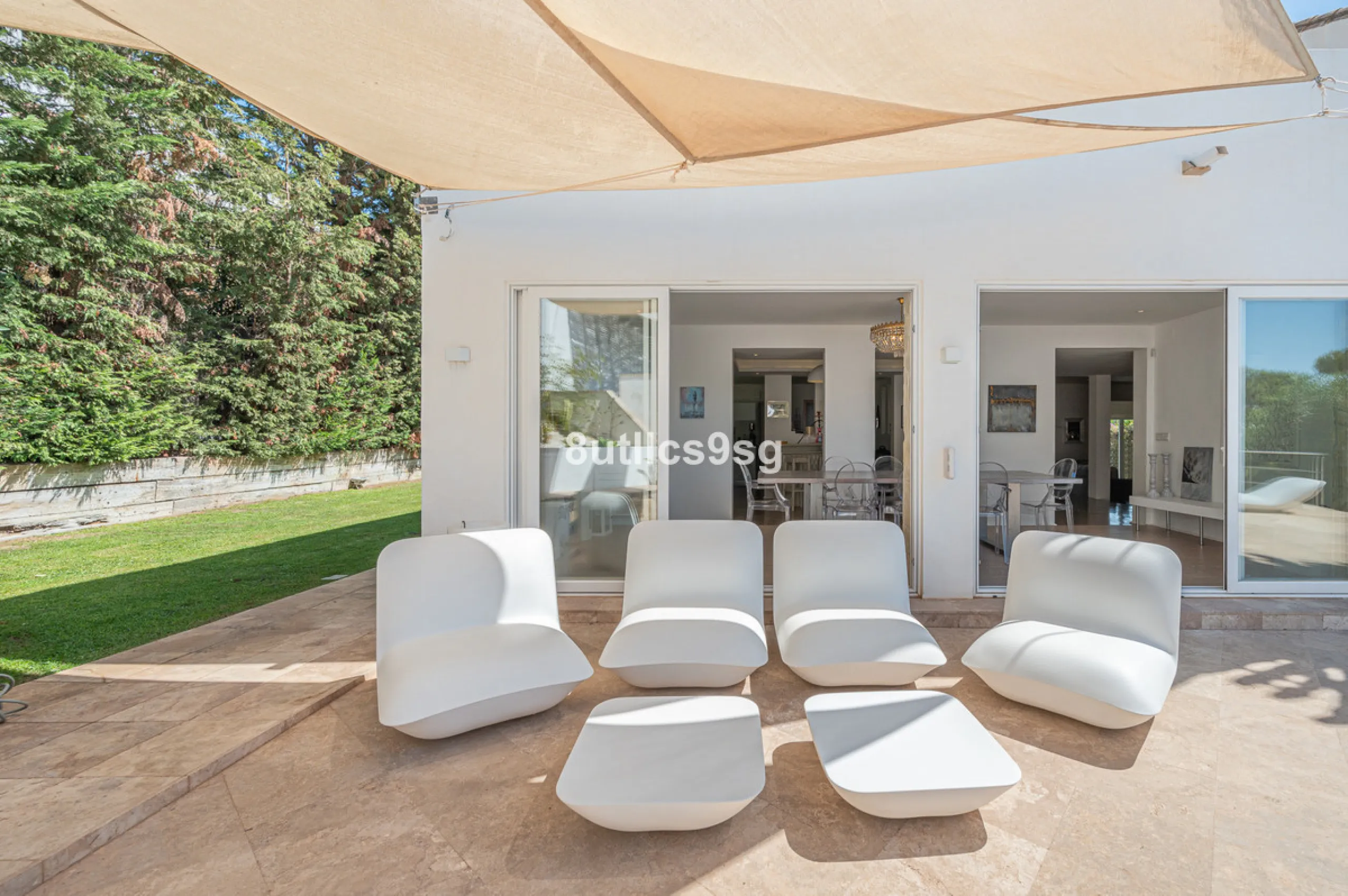 Recently renovated villa, located in a gated and guarded urbanization, in the Las Brisas Golf area, in Nueva Andalucía, Marbella, with a lot of character and personality.
