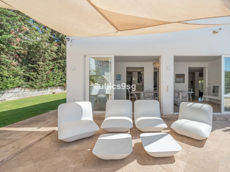 Recently renovated villa, located in a gated and guarded urbanization, in the Las Brisas Golf area, in Nueva Andalucía, Marbella, with a lot of character and personality.