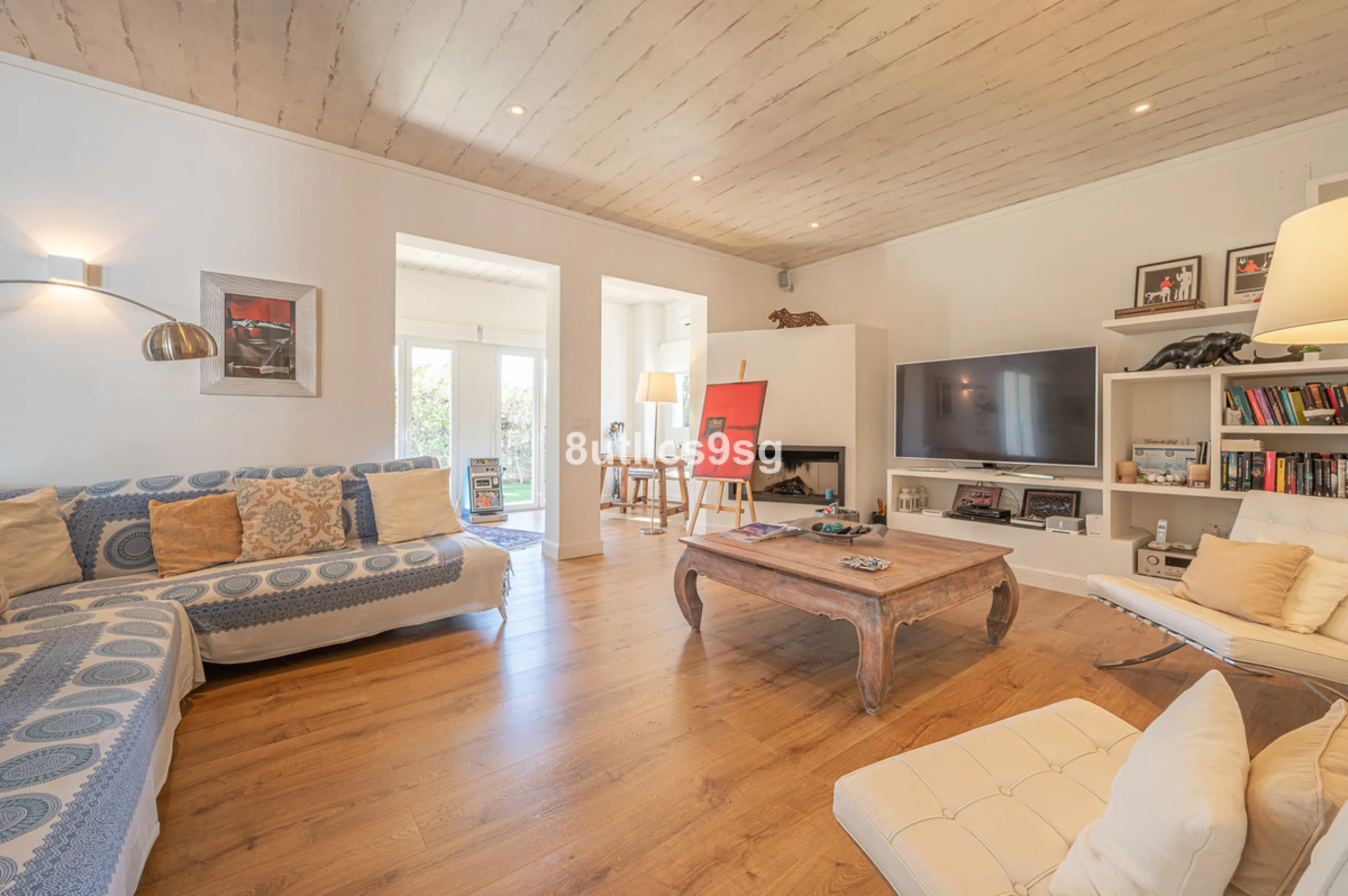 Recently renovated villa, located in a gated and guarded urbanization, in the Las Brisas Golf area, in Nueva Andalucía, Marbella, with a lot of character and personality.