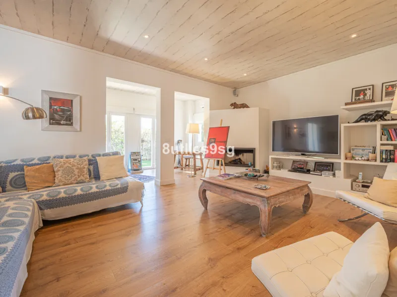 Recently renovated villa, located in a gated and guarded urbanization, in the Las Brisas Golf area, in Nueva Andalucía, Marbella, with a lot of character and personality.