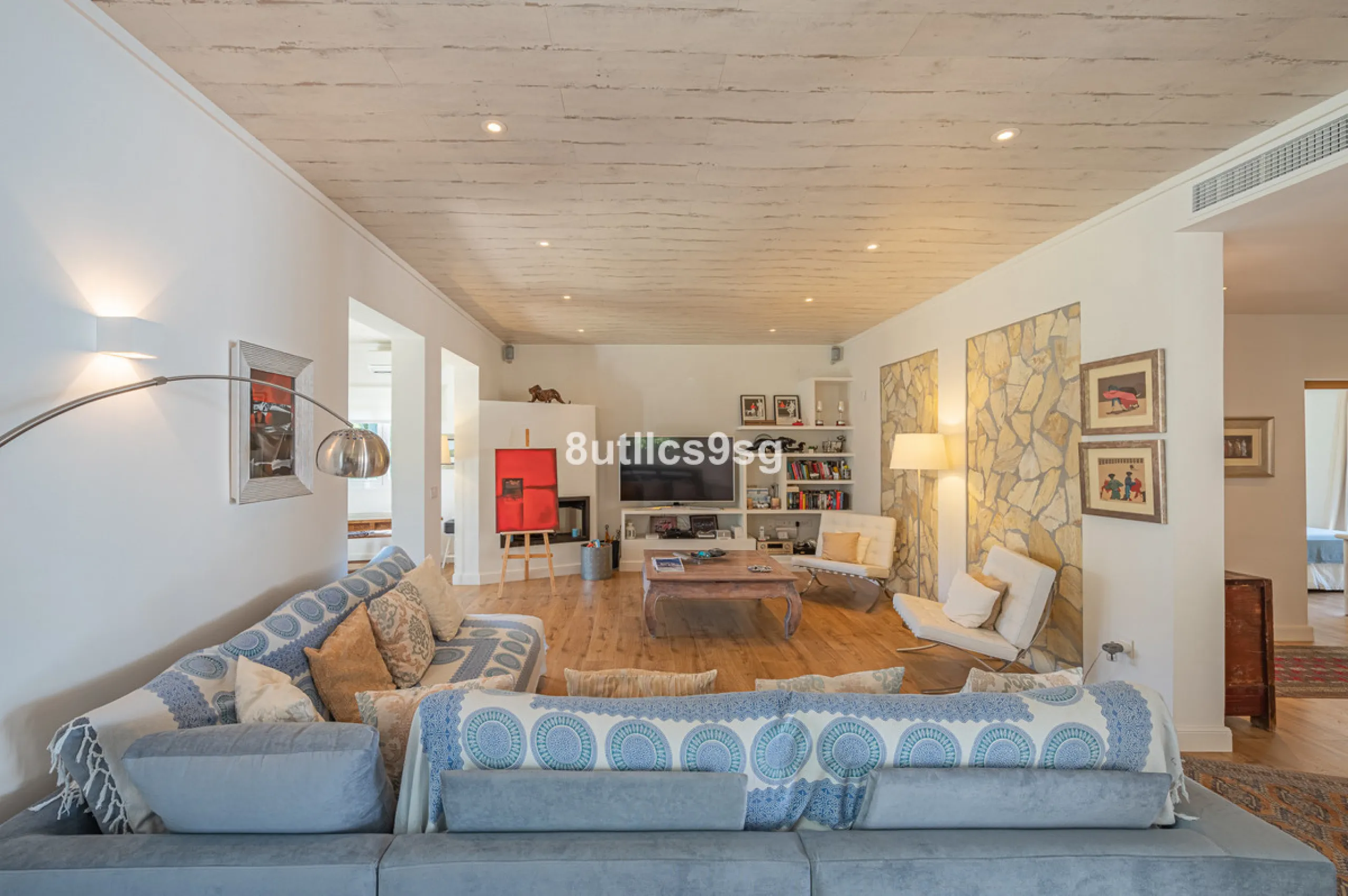 Recently renovated villa, located in a gated and guarded urbanization, in the Las Brisas Golf area, in Nueva Andalucía, Marbella, with a lot of character and personality.