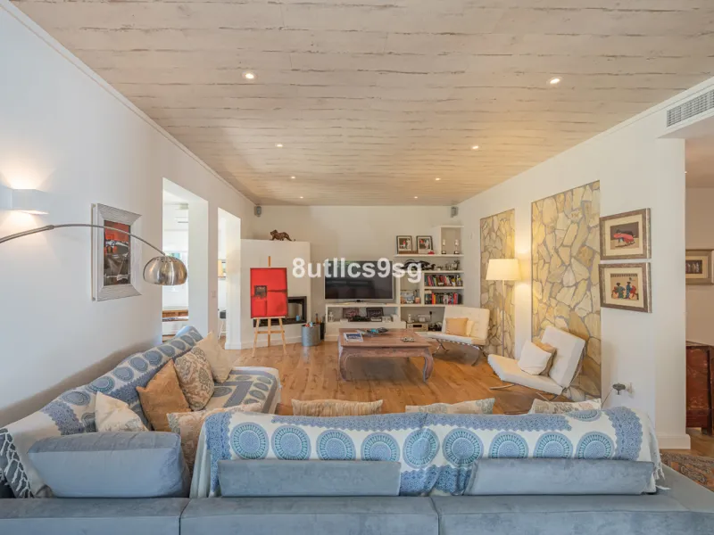 Recently renovated villa, located in a gated and guarded urbanization, in the Las Brisas Golf area, in Nueva Andalucía, Marbella, with a lot of character and personality.