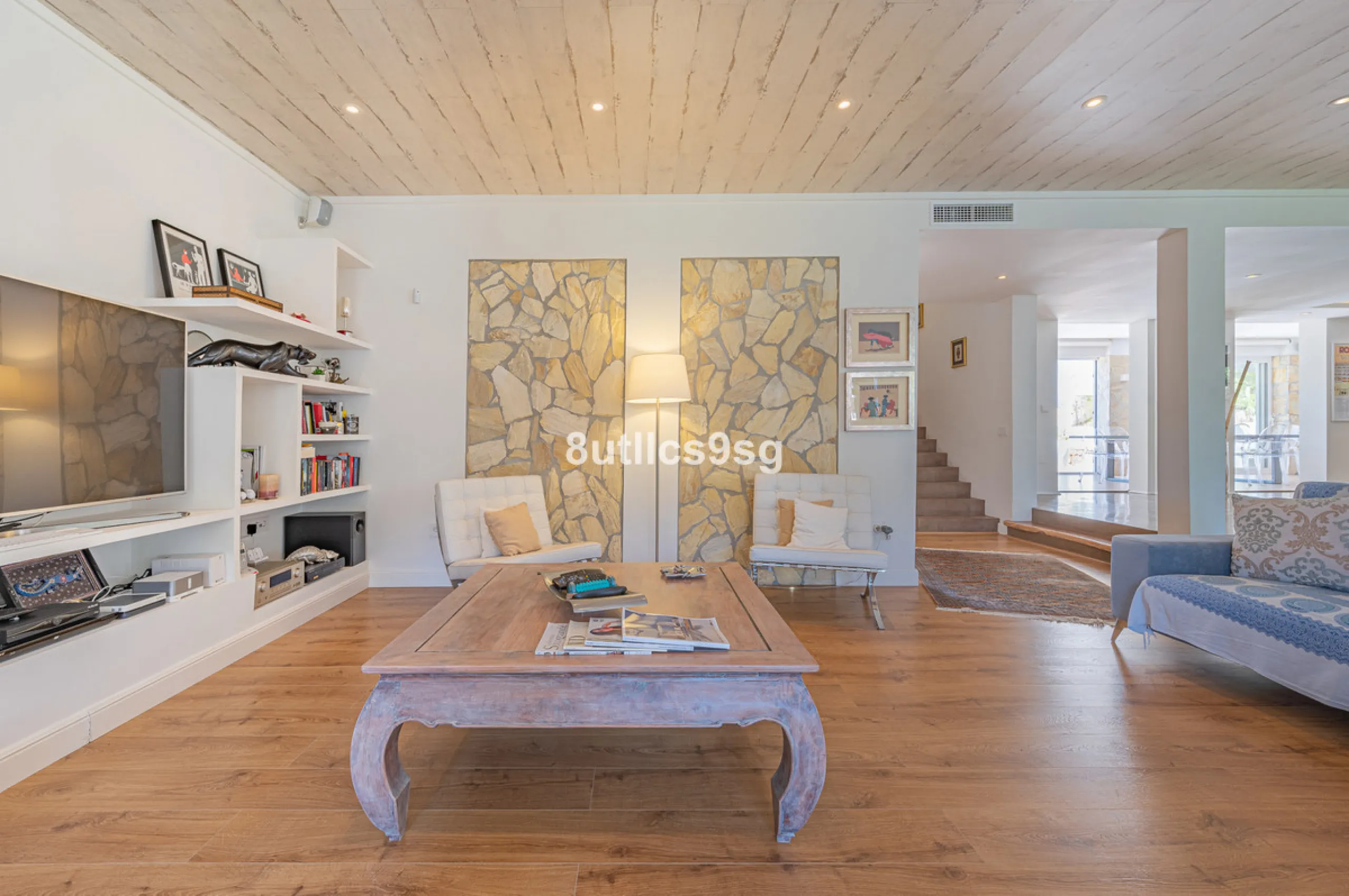 Recently renovated villa, located in a gated and guarded urbanization, in the Las Brisas Golf area, in Nueva Andalucía, Marbella, with a lot of character and personality.