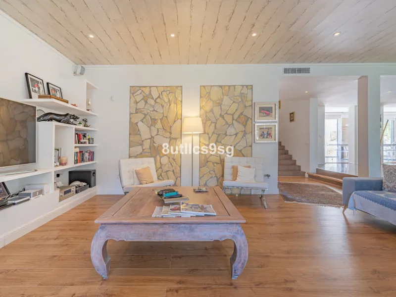 Recently renovated villa, located in a gated and guarded urbanization, in the Las Brisas Golf area, in Nueva Andalucía, Marbella, with a lot of character and personality.