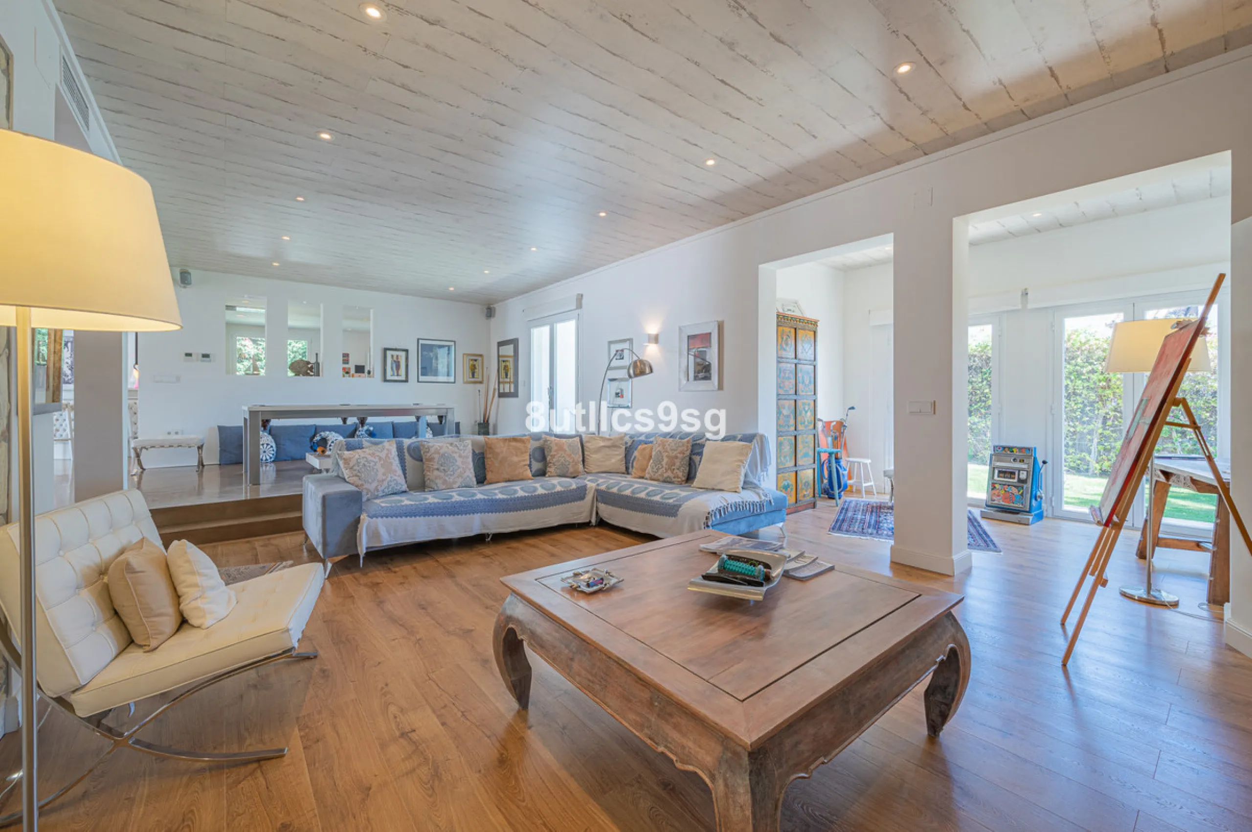 Recently renovated villa, located in a gated and guarded urbanization, in the Las Brisas Golf area, in Nueva Andalucía, Marbella, with a lot of character and personality.